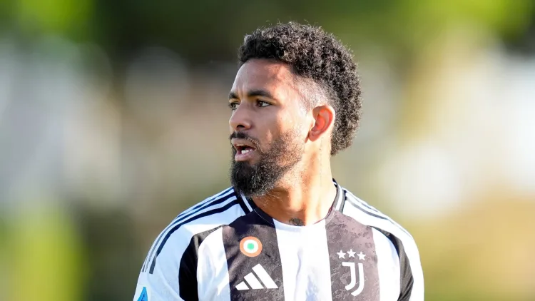 Douglas Luiz in het shirt van Juventus, dat hem overnam van Aston Villa.